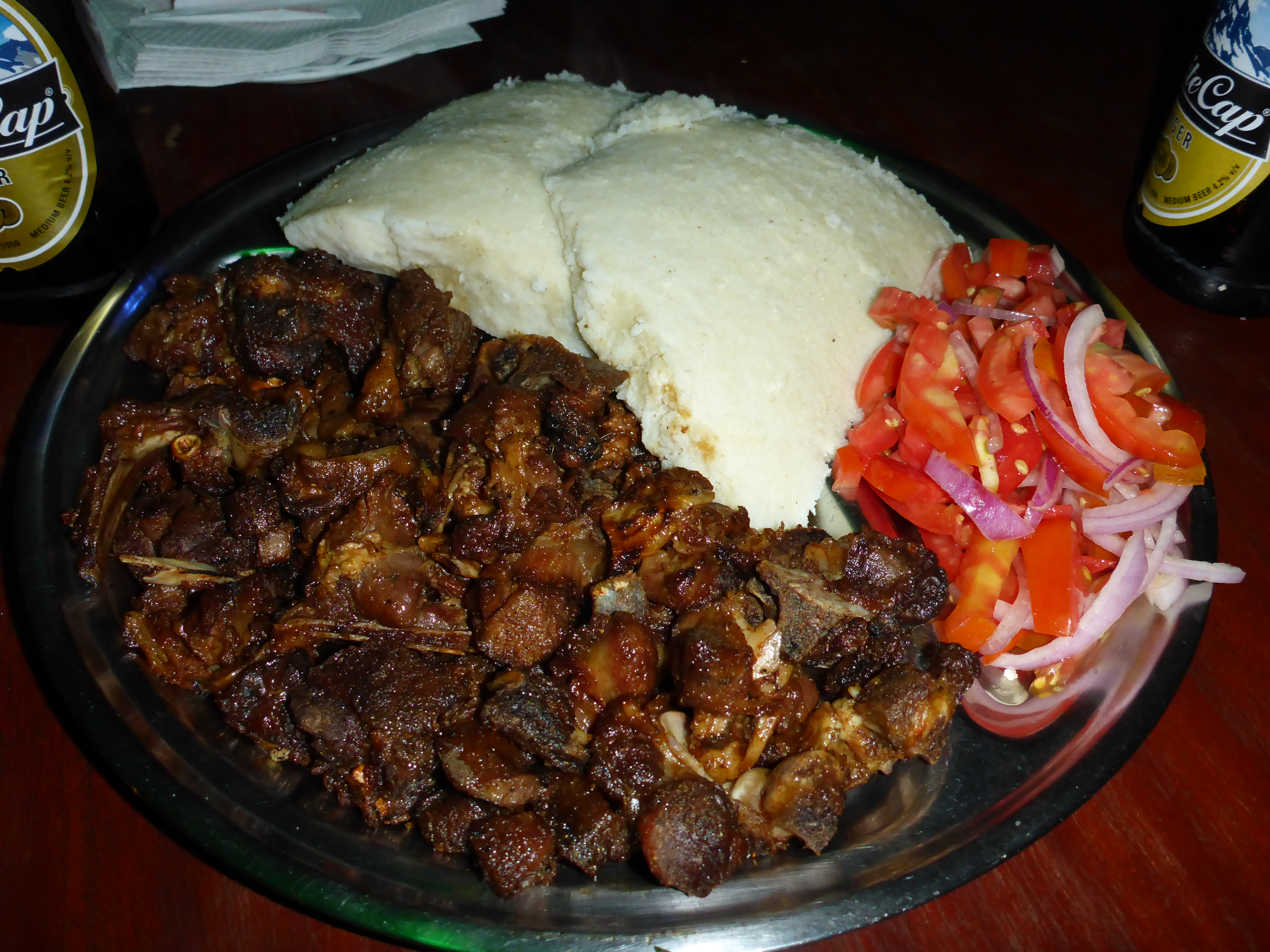Nyama choma na Ugali (viande grillée ave Ugali)