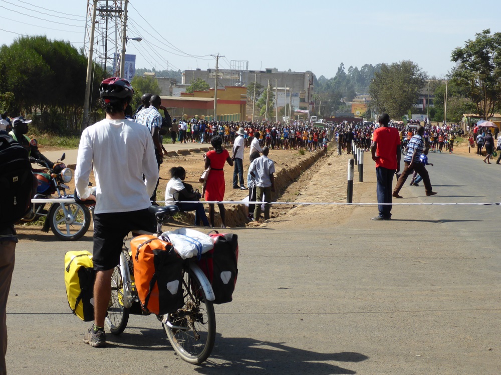 Départ de la course à Eldoret : voyez la masse dans le fond!
