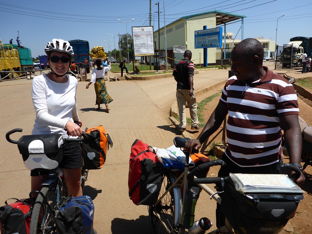 Frontière côté Tanzanien. Ils adorent également nos vélos! 