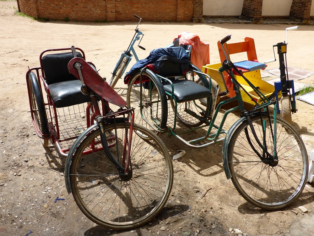 Parking des salariés... fauteuils roulants tanzaniens