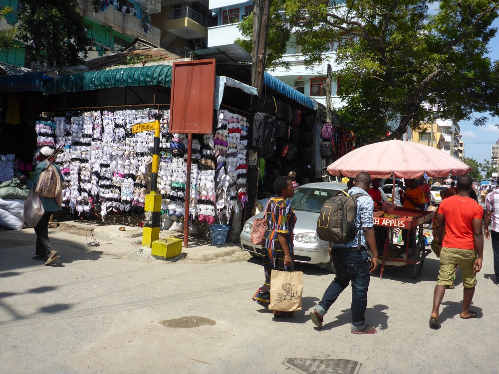 Ici, la boutique des soutien-gorges au sein de la rue aux vêtements