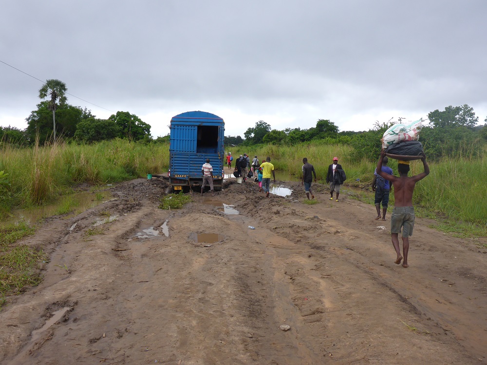 Au Mozambique aussi on se respecte, on sait planter nos camions dans la boue aussi ! 