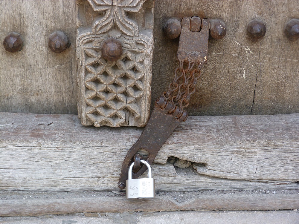 Mélange d'un verrou à l'ancienne avec un cadenas directement importé de Chine