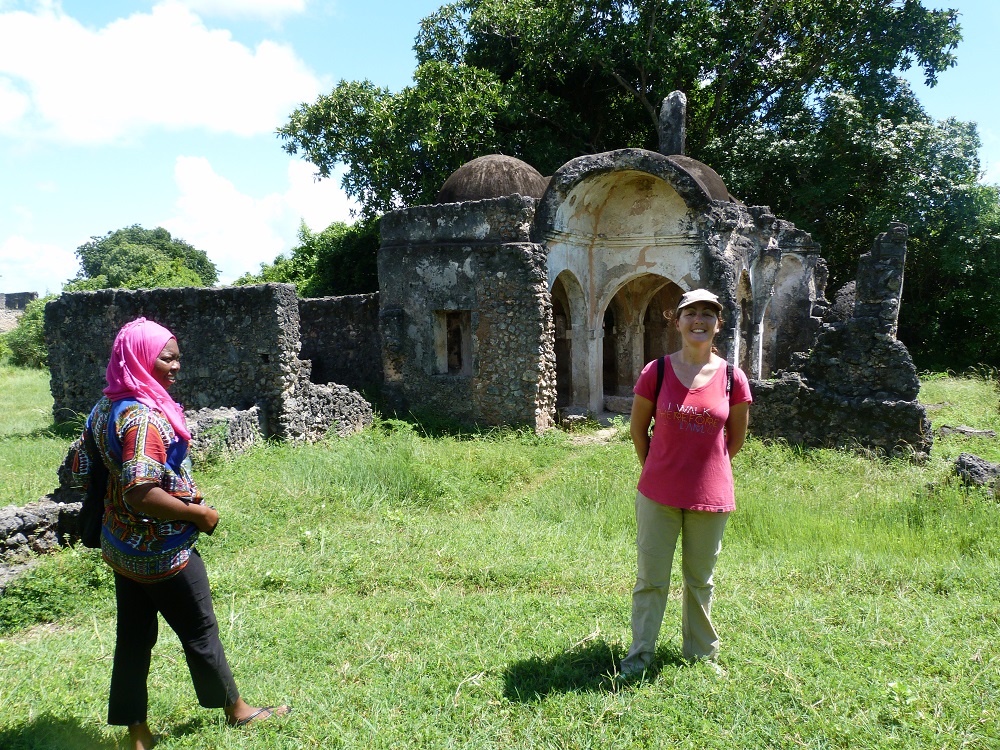 Grosse touriste et sa guide devant les ruines de la mosquée du Sultan