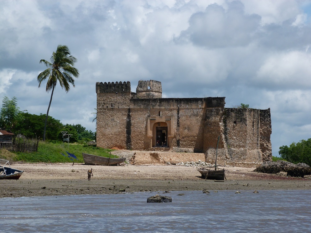 Kilwa Kisiwani. Une église portugaise transformée en forteresse ensuite par les arabes venus d'Oman